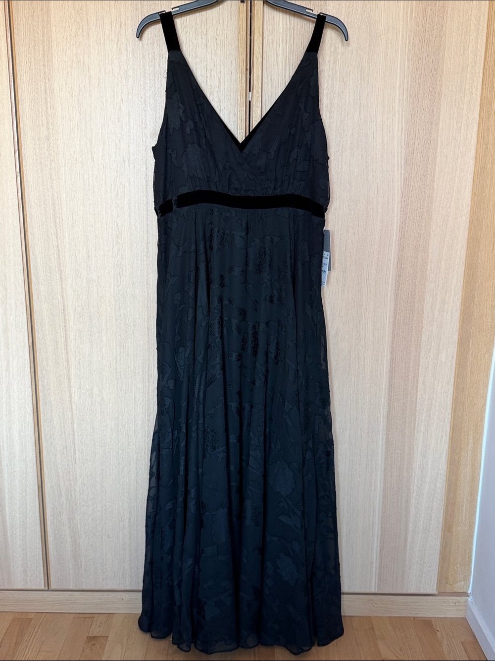 Chelsea28 - Black V-Neck Maxi Dress with Velvet Waist